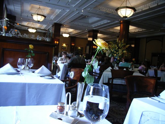 さて。団体から外れてひとりになりまして。<br /><br />今回、基本は３都市を巡る旅だったのですが、前述のとおり割と直前まで計画をしてなかったため自由行動時間中、行きたい場所を決めてきたのは最初のここ、ブダペストのみ。<br /><br />その目的地のひとつがこのお店！<br /><br />「Ｇｕｎｄｅｌ」<br />ブダペストいちというか、ハンガリーでいちばん有名なレストラン？<br />入口とか受付はいかにも高級そうな、豪華さでしたし、中もそんな雰囲気。