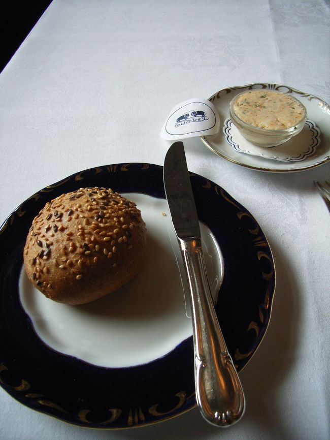 午前中のツアーがおわってからということで、<br />予約もなしで飛び込みでしたが（時間的にも割とぎりぎりだったような）入れてもらえました。<br /><br />観光客慣れしてるので、ひとりでやってきた東洋女子にも、「写真撮りましょうか？」的なサービスをしてくださいました。<br /><br />っていうか、白人観光客、ばたばた写真撮り合って席立ったりしてましたしね・・・