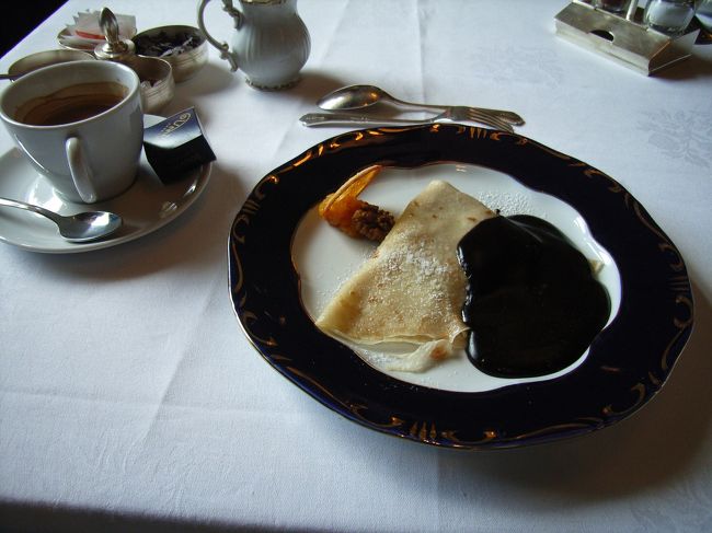 このデザートも、名物ということでしたが<br />・・・私にはちょっと甘すぎ。<br /><br />最高級レストランだけあって、ハンガリーの物価からしたら大そうなお値段ですよね。<br />正直、物価が高い日本でおなじ値段出して食べた方が、確実に日本人の口にあうものが食べられるとは思いますが・・・<br /><br />それも旅の楽しみ。<br />こういうところに伺う機会もそうはないしね♪