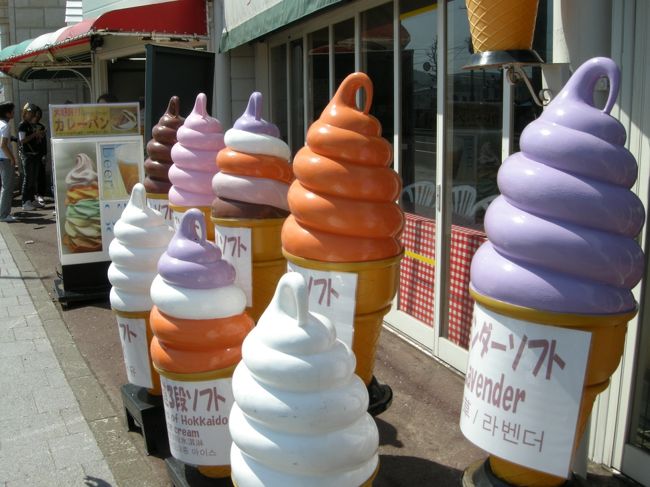 北海道には色んなアイスがあります。<br />色とりどり〜〜〜！<br />・・塗るの大変だっただろうな・・。<br />でも、あんまりにも違う味が乗ってるのってどうなんだろ？