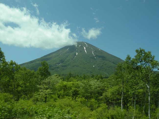 羊蹄山。<br />まだうっすらと雪が残っています。<br />雪の残り具合があんまりにも不自然だったから<br />最初、偽物かと疑ってました（笑）