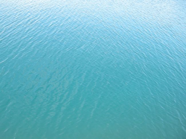 この色！<br />場所によっても色は違うんだけど・・<br />多分、深さとかに関係あるのかな。<br />でも、とっても綺麗な色でしょ〜？？