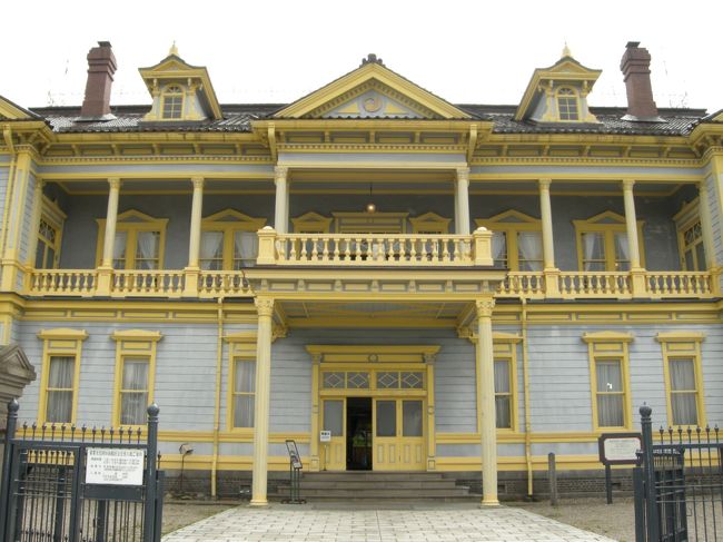 旧函館区公会堂です。綺麗な色だよね。<br />この日、中では催し物があったみたいで<br />人が中にいたり、上のベランダから顔出したりしてました。<br />正直、混じりたかったです（笑）