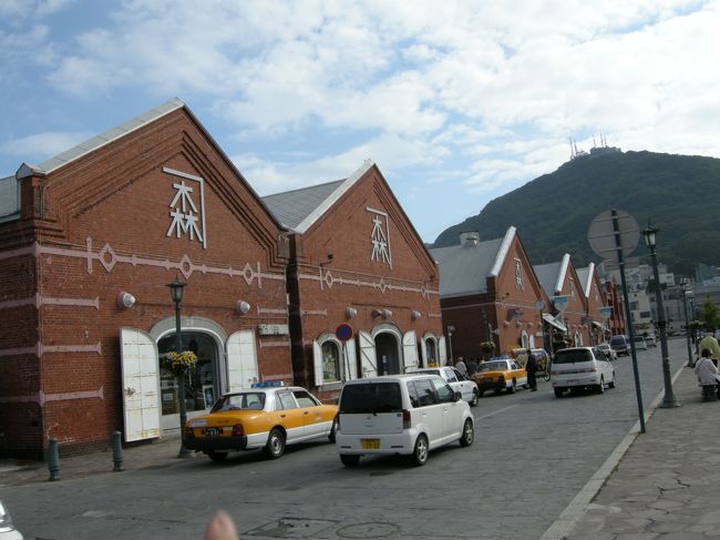 さて、クルージングも終わりベイエリア散策。<br />１日目に言いたかったのはここの事だ！<br />函館赤レンガ〜！なんか、雰囲気あるな〜。<br />でも、この中にはお店があったり企業があったり。<br />そうゆうのも面白いよねー。