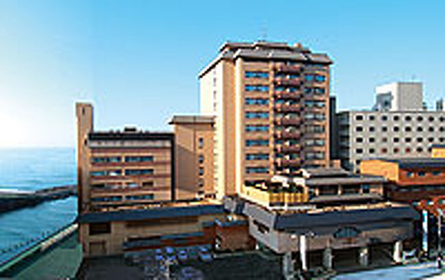 泊まった宿「平成館　しおさい亭」です。<br />２人で泊まる分にはよかったんだろうけど<br />大人３人はちょっと狭かったかなぁ。<br />部屋にゴミ箱もないし（洗面所以外）<br />ま、普通ちゃ〜普通だね。