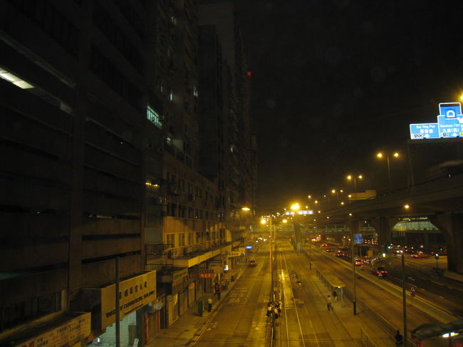 着きました！上環。<br />日本で言うところの干物街・御徒町みたいな感じ。<br />干物の匂いがします。<br />おお〜、インファナルアフェアみたい！と興奮しながらホテルに向かう。<br />長袖を着ていった私は袖が汗でくっつく(T_T)<br /><br />こんな遅くても(0時くらいだった)あまり怖くなかった。おまわりさんが巡回していて安心。<br />日本の交番なんか最近夜遅くなるとおまわりさんいないから（正直意味ない！）それに比べたら何倍も安全！