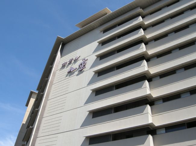 見づらいけど、宿の外観です。<br />いいホテルです。