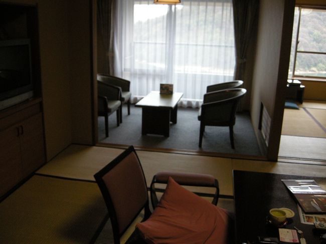 ２人で泊まるのにこの広さ〜！<br />部屋は１つで充分です（笑）