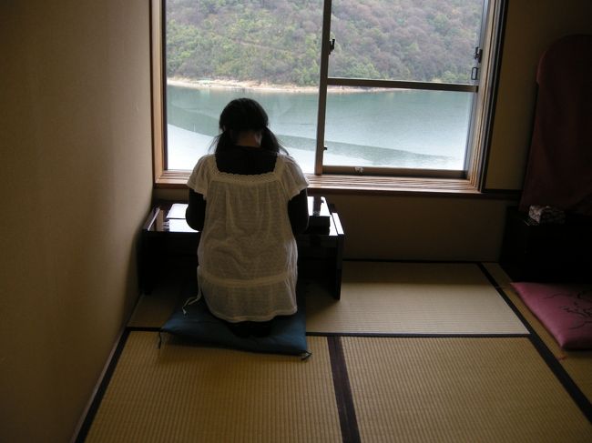 右奥は書を書く部屋。<br />それになりきったふりをしてる友達。<br />あそこは眺めが最高なんだ！