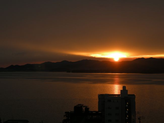 温泉帰りに見た夕日。<br />夕日が落ちそうなるときは大慌てで部屋の鍵あけて<br />ケータイ（カメラ代わり）、デジカメ〜！<br />と２人で騒いでおりました（笑）