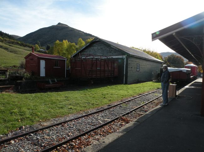 昔使用していた駅。<br />NZではあまり電車がなく、<br />現在は貨物列車がメインだそう。<br /><br />駅舎だった周りにはお店もあり、<br />休憩兼ねてしばし見学をしました。<br />小さな展示スペースの様な所も。<br />