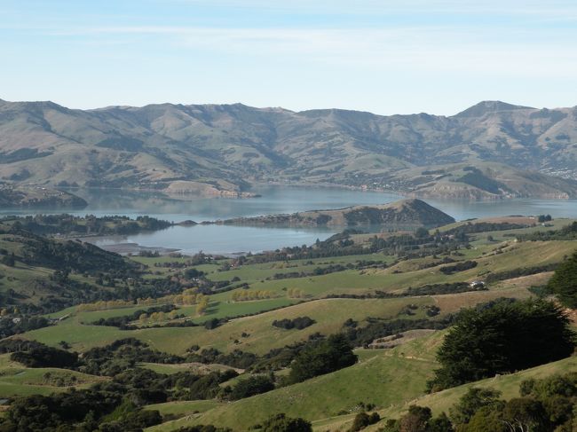 そうして寄り道をしながら徐々に目的地へ。<br />“AKAROA”がきれいに見える展望台に。<br /><br />本当にきれいに見えて良かったです。<br />一度来たことがあるのですが、<br />なぜかその時の記憶が一切なくて。<br />初めて見たような気持ちに。<br /><br />展望台を後にし、いよいよ街へ。<br /><br />