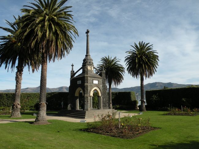 やはりここもゆったりとした場所でした。<br />イルカと泳ぐツアーが人気ということもあり<br />このあたりはどうやら夏に人が多いよう。<br />冬の間は閉店します。<br />と書かれたお店を何軒か目にしました。<br /><br />