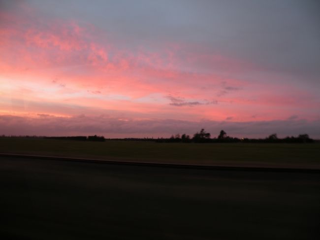 添乗員のお姉さんはいい人で、<br />道中結構しゃべり通しなのですが、<br />声量や話し方が抜群で心地良かったです。<br /><br />そのうち辺りは明るくなり、<br />最初の休憩ポイントである"ハインズ"へ。<br />降りた途端、びっくりするほどの寒さに襲われました。<br />これから山に行くのが怖くなるほど。<br />皆さん休憩所で朝食を食べていたのですが<br />私はHOSTからもらったバナナを黙々と。<br /><br />バスに戻った後、<br />持っていた足用カイロを装着。<br />ダウンを着ていても寒いぐらいでした。<br /><br />