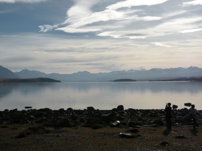 写真休憩で停まったのは"Lake Tekapo"<br />国内で9番目に大きい湖だそうです。<br />天気が良すぎて、写真を撮っても逆光に。<br />とても広くて気持ち良かったです。<br />