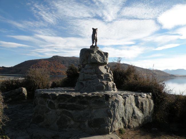 牧羊犬の像。<br />教会のほうを向いて建っています。<br /><br />