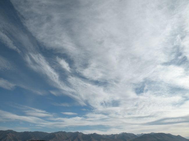 休憩後は国立公園へ行くはずでしたが、<br />時間に多少余裕があるということで寄り道。<br />旅程にはなかった“Lake Pukaki”で写真ストップ。<br /><br />ここからは遥か遠くにMt.Cookが拝めます。<br />ただ、その姿を見ることができる確率は30％。<br />で、この日はその30％に当たりました。<br />ものすごくラッキーでした。<br />なんだか静かにテンション上昇。<br /><br />