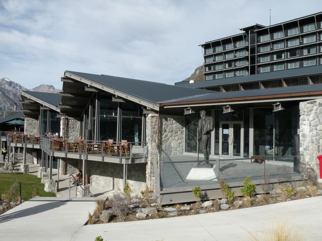 国立公園内のハーミテージホテルに到着。<br />こちらのホテルはとてもきれいで。<br />Mt.Cook観光の拠点になったりもしてます。<br /><br />さっそくランチを頂きます。<br />テーブルは2組ずつ相席でした。<br />私は関東から来られた新婚さんと相席でした。<br /><br /><br /><br />