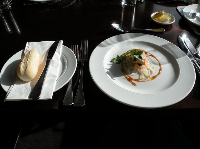 前菜：サーモンの…？<br />19日訪れた“AKAROA”は<br />サーモンが有名なんです。<br />