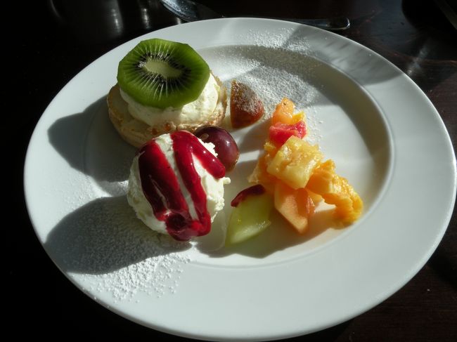 デザート盛り合わせ<br /><br /><br />新婚さんとこれまでの旅の話をしつつ、<br />おいしいランチを食べれて楽しかったです。<br />しかも、久々にたくさん日本語話せたし。<br />デザートは甘すぎて全部食べれませんでした。<br />お腹もいっぱいでしたしね。<br /><br />