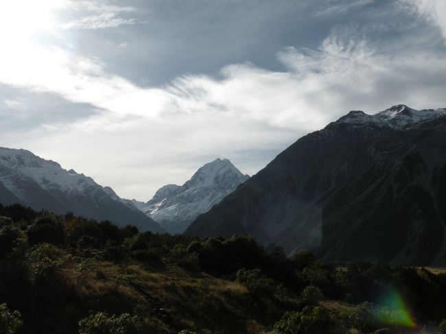 山々の間から覗くのが<br />Mt.Cookです。<br />ここからじゃ遠くて。<br /><br />どこから見ても逆光になるので<br />無理やり写真を撮りました。<br /><br />