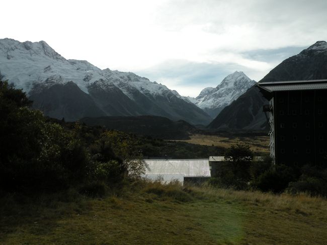 Glencoe Walk (ｸﾞﾚﾝｺｰｳｵｰｸ）コース30分<br />となっていたので途中まで歩いてみました。<br />ほんのコースの入り口だと思うのですが、<br />なかなか景色が良かったのでぼーっと一息。<br />ちゃんとトレッキングしたかったかな。<br /><br />14時に帰りのバスに乗るためホテルへ。<br />帰りは社員旅行のような人達と同じになりました。<br />行きは7人だけでしたが、<br />帰りは21人と結構な人数になりました。<br />行きと帰りは同じところにしか寄らないので<br />私はi-podを聴きながらうとうと。<br />予定より早い18:45に降車地に着きました。<br /><br />天気が良くて本当に良かったです。<br />HOSTとも離れ、日本語をしゃべって<br />いい気分転換になりました。<br />って、これじゃ旅行じゃないみたい。<br /><br /><br />今回お世話になったのは…<br />クライストチャーチ・マイバスセンター<br />Ground Floor, Clarendon Tower,<br />78 Worcester St.<br />TEL ：03-365-6929<br />時間：10時〜18時<br />休み：なし<br /><br />JTB関連会社で<br />スタッフの人は日本語が話せます。<br />大聖堂のすぐ近くにオフィスがありました。<br /><br /><br />