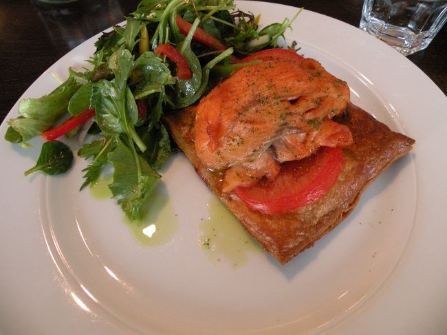 サーモンのパイ。<br />見た目以上に<br />サーモンがどっさり。<br /><br /><br />その後は、あてもなくドライブ。<br />いまいち予定が掴みきれず。<br />HOST父が用事があるとかで家に戻る。<br />お茶してくつろいでるし、<br />もう外出しないのなら荷造りでも…<br />と思っていると観光しようかと声を掛けられ。<br />でも、天気も悪いし断りました。<br /><br />夕方からやっと荷造りスタート。<br />帰りはお土産もあって荷物が溢れんばかり。<br />と言うか、わりとコンパクトな部屋だったので<br />スーツケースと荷物を広げるスペースが取れず。<br />この日もとても寒くて<br />ヒーター2個使用していたのですが<br />動き回る羽目になったため、ヒーターいらずに。<br /><br />荷造りしてる端から<br />HOST母がこれもこれもとお土産を追加。<br />とてもありがたいんですが、<br />時間差で次々荷物を追加されるので作業が難航。<br />ものすごく時間がかかってしまいました。<br /><br />