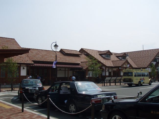 天気は晴れでしたが、<br />厚い雲で富士山の雄姿は見れず。<br />ひとまず、ハーブフェスティバルが開催されている会場へ。<br />たまたま居合わせたおばさん達に<br />『今から帰るから使って。』<br />と、バスの券をもらいレトロバスに乗り込む。<br /><br />