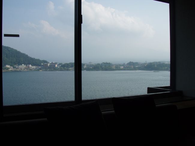フェスティバル会場まで迎えに来ていただく。<br />到着すると、お抹茶とお菓子のサービスがありました。<br />その後、部屋に案内していただきました。<br />こちらの旅館は全室から富士山が見えるということ。<br />祈りを込めて窓の外を見ましたが、<br />残念ながら富士山の姿を拝むことはできず。<br /><br />ただ、部屋がアップグレードされてました。<br />それが救いとなり、<br />時期が悪いから仕方ないという気持ちに。<br /><br />本来ならばこの窓いっぱいに<br />富士山が見える予定ですが…<br /><br />お風呂の種類が豊富ということで<br />少し休んだ後は、温泉に入りに行きました。<br />お風呂専用館があり、4,5階が女性用浴場に。<br />露天風呂やハーブサウナに入りました。<br />ちょっとしたスーパー銭湯のようで。<br />人がいないのを見計らって写真も撮りました。<br />ここには掲載できませんが（笑）<br /><br />