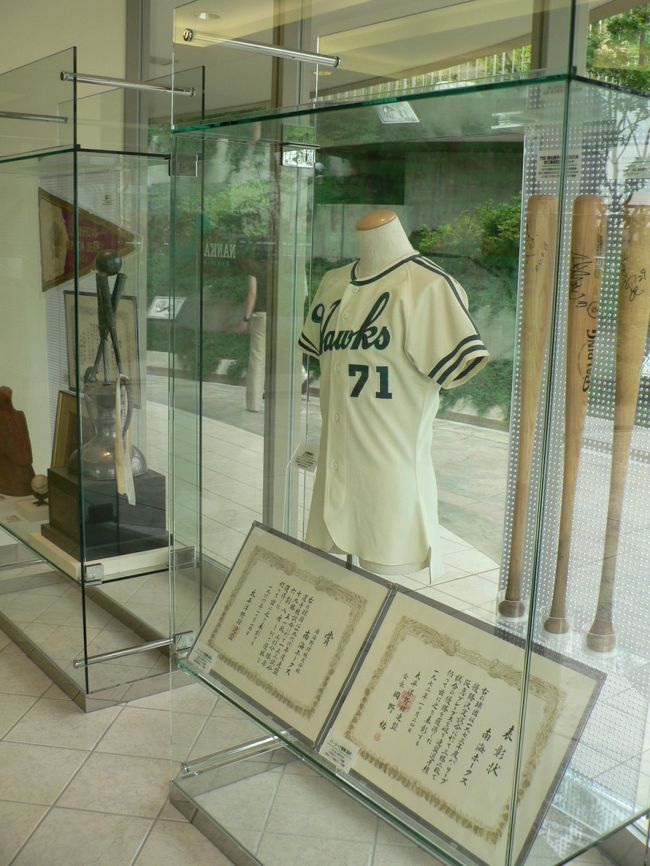 日本の旅 関西を歩く 大阪・なんばパークスの「南海ホークスメモリアルギャラリー」