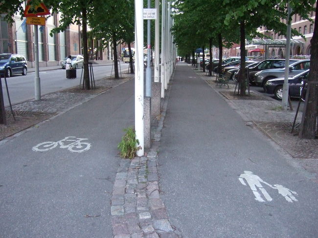 場面は打って変わって滞在したホテル近くの道<br />自転車と歩行者通路が分かれています