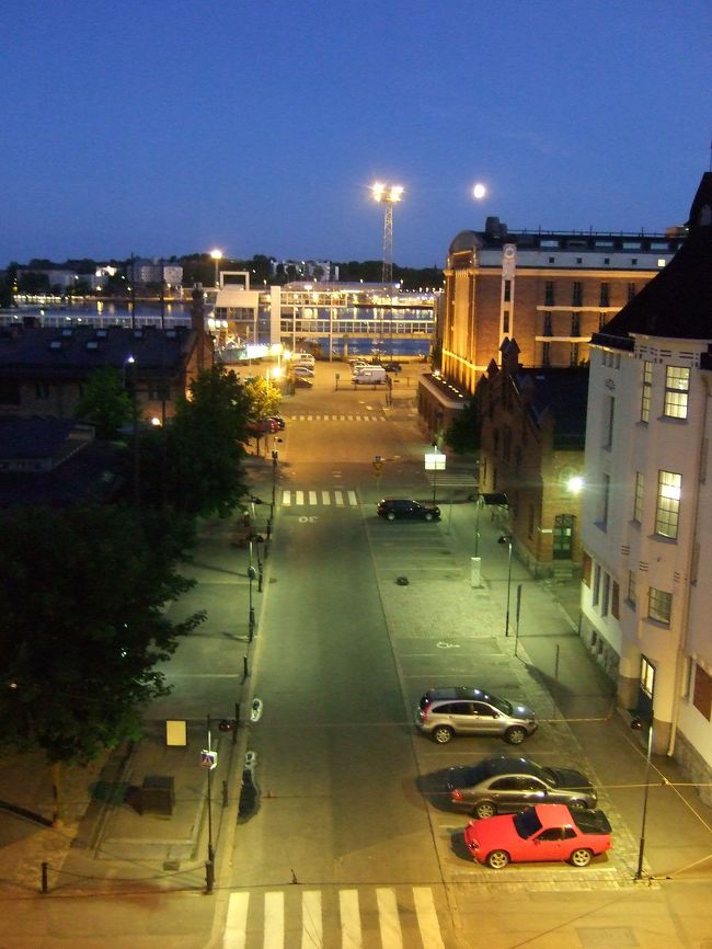 部屋（６階）の窓から　本当に夜景といえるのはこの写真くらいですが，まだ気持ち明るいかも（0:30頃）