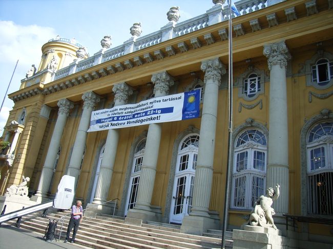 さて、次の目的は。<br /><br />ブダペストといえば有名なもの。<br />温泉！<br />普段リゾート無縁なもんで、ほとんど出番ない水着、ひっさしぶりに取り出してきましたよ。<br /><br />すぐに行けそうなところ、チェックしていました。<br />そのひとつがここ、セーチェーニ温泉。<br /><br />温泉浸かりながらチェスができるとかっていうので、紹介なんかはそういう写真がよく載っています。<br />そのまま屋外にある温泉を見ることもできたので、見てみたら・・・プール？<br />確かにチェスはあるが。<br />広々として綺麗にしてあって、青い空のもと、水着でくつろぐ人たちは、完全に自分にはプールにしか見えないわけで。<br />みんなでわいわい来るなら楽しそうだけど、ひとりで入るのは落ち着かないかも。<br /><br />