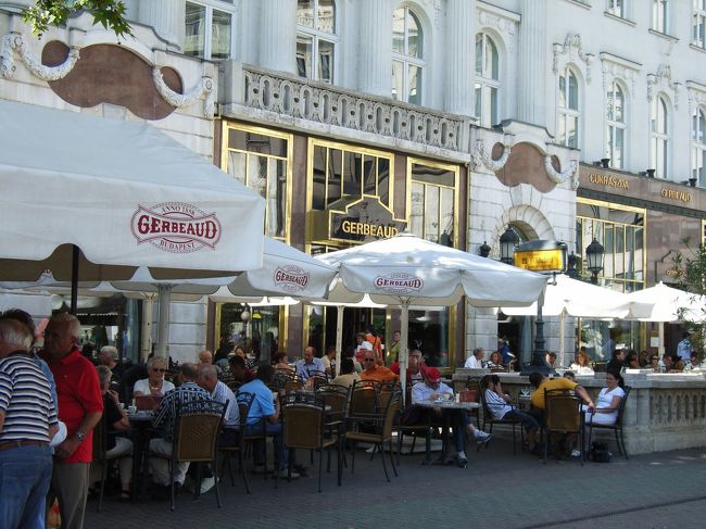 繁華街のあたりも結構うろうろしましたが、欲しいものがあるかというと・・・。<br />もしかしたら、エリアが違ったのかもしれないけれど、洒落た店とかは見かけないなぁ。お買いもの目的で来るところじゃないけど。<br /><br />有名なカフェ「Ｇｅｒｂｅａｕｄ」<br />当初はまだお腹いっぱいぎみで、パス。<br />店頭のアイスはちょっと食べたかったけれど。