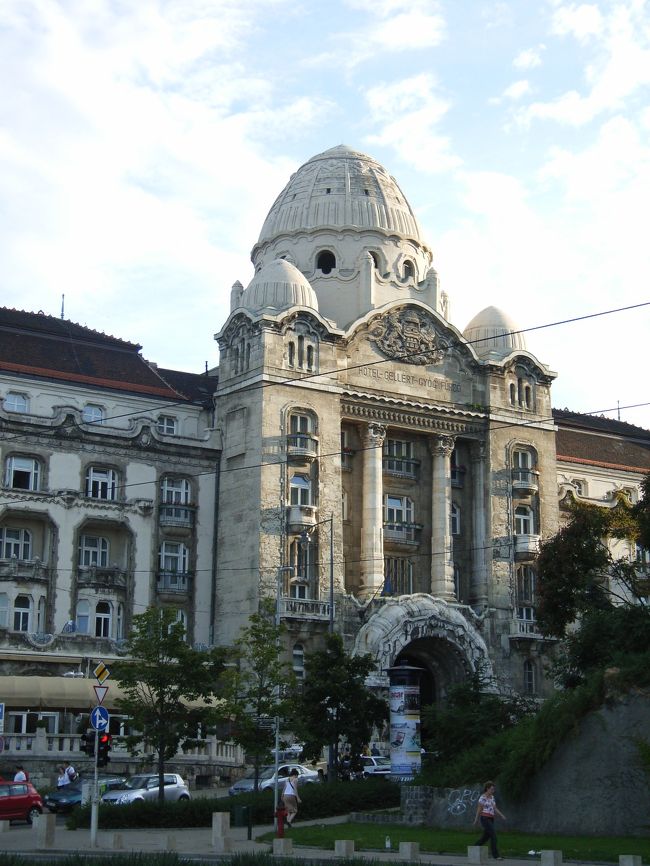 入ってみたのはここ<br />「ゲッレールト温泉」建物からしてなんかすごい・・・<br />