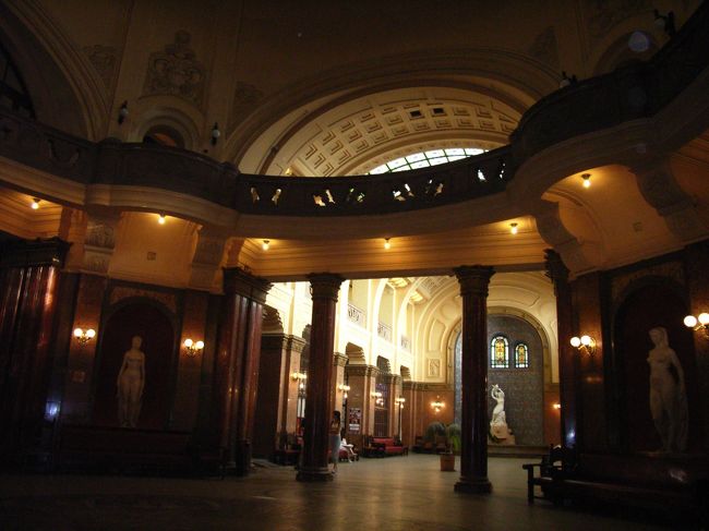 中も、らしいというか。なんというか。立派です。<br /><br />さて、ブダペストで温泉。<br />ツアーのほかの皆様に「どうだった？」<br />って聞かれて・・・<br /><br />「（箱根の）ユネッサンみたいなの」<br /><br />・・・違う。あっちがまねしてるんだよね、この場合。