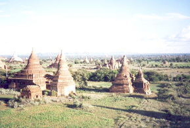 着替えを済ませ、早速僕は馬車に乗り町を散策にでた。世界３代仏教遺跡の一つである「バガン」 僕はこの町の虜になってしまった。とにかく町はパコダ・パコダ・パコダ・パコダなのだ。以前は５０００以上ものパゴダがあったと言われていたが、１９７５年の大地震によりその数はかなり減ったと言われている。それなのに・・・・・<br />点在するパコダや寺院はあるものは大きく、あるものは小さく、鮮やかな色もあれば、赤茶けた地肌をさらしているものもある。そして空は一面真っ青。その光景は東京に住んでいる僕が忘れかけている、何かを教えてくれているようだった。本当にバガンに来て良かった。
