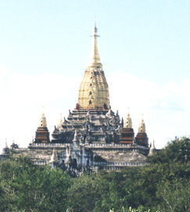 パガンの遺跡を代表する、とても美しくバランスの取れた寺院「アンナンーダ寺院」 僕はこの寺院の名前を初めて耳にした時、何故か「アンナーダ・そうなんだ−」なんて頭に閃いてしまった。かなりオヤジ的な発想に自分自身呆れていたが、この発想のお陰で、絶対に名前を忘れることはなかった。そんなことはさておき、この寺院本当に美しいのであります。なんとなく女性らしいイメージのある寺院だと僕は感じました。<br />中に入ると、案の定お土産屋のお兄さんと若い女の子が僕にお土産を売ろうと一生懸命話し掛けてきました。実はこの日、外は本当に良い天気で、汗が滴り落ちる状態。体力的にも少し弱っていた僕は、この人たちと暫し談笑していました。彼らはとても上手な英語を話すのでかなり色々話し込んだのですが、女の子（ＭＩＭＩと言う名前）が僕にお願いをしたいと言う。聞く所に寄れば、日本に高校の先生をしている日本人の友達がいると言う。彼は毎年ミャンマーに来ていて、彼から手紙や写真をもらったので、ぜひ日本に戻ったら自分の手紙を投函してほしいと言う。何だ簡単なことではないか！自分で出せばいいのに・・・と思った。しかしすぐに僕は思い直した。彼女らは本当に貧しい生活をしており、郵便代も彼女らにとってはとても重要なお金なのだ。<br />彼女は手紙を書いて夜ホテルに届けるという。僕は彼女に泊まっているホテルの名前を教えた。彼女は待ち合わせ時間きっかりにホテルを訪れた。彼女から手紙を預かり笑顔で別れる・・・・・・<br />日本に帰国した僕は、バガンでのいきさつを書き、ポストに投函した。その後その男性から丁寧なＥメールが届いた。Ｅメールを受け取った時、あの時の彼女の表情が思い出された。ＭＩＭＩちゃんと手紙は届けたからね。僕はとても嬉しい気分になった。旅って本当に良いものだ。