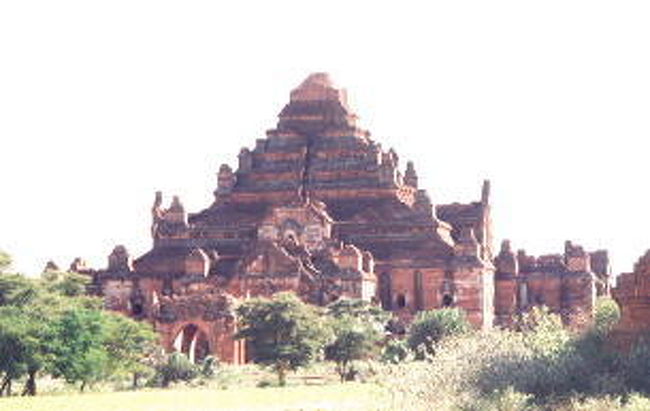 アンナーダ寺院が女性的であるのに対して、この「ダマヤンチ"−寺院」はとても力強く、男らしいイメージを感じた。実はこの寺院を訪れる前に僕はドキドキしていた。実は以前僕が読んだ「アジアの沈没地」という旅の本に、ここバガンが紹介されていた。そこにはあるとてもかわいらしい女性の写真が小さく載っていた。バガン行きが決まった時から僕は、この女性を見つけ出し、この小さな写真を直接本人に見せたいと思っていた。バガンに着くとそれは簡単に解決した。馬車の運転手もアンナーダ寺院で出会ったＭＩＭＩも彼女のことを知っていた。彼女はダマヤンチ"−寺院でお土産を売っていると・・・・<br />僕の心はウキウキ・ドキドキ。寺院の中に入りると彼女が目の前に立っていた。写真とはちょっとイメージが違っていたが明らかに本人だ！！雑誌の写真を彼女に見せる。彼女はとても驚き、とても照れていた。写真を撮られたのは覚えていないという。僕は暫しの間、彼女そして同じお土産屋で働いている子供たちと話し込んだ。子供たちは本当に可愛い！こういう風に現地の子供たちと一緒に時を過ごしている時、本当に旅に来て良かったとつくづく思う。<br />彼らと何枚か一緒に写真を撮り、明日またここを訪れることを約束して別れた。