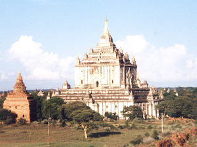 バガンの中にある寺院の中で一番高いのが「ダビィニュ寺院」である。一番高いということもあり、どこにいてもすぐに発見することが出来る。寺院はオールドバガン内（川に近い）にあるので登れるパコダから眺めると、それはとてもとても美しい景観であった。美しい景観を眺めながら水を飲み、大きく息を吸う。朝から動き回り疲れてるはずの体が一気に回復する。本当にバガンはいい！！つくづくＡＭＡＧＡＳＡは感じていた。<br />話しを戻すが、本当にこの日は本当に暑かった。水を飲むが全部汗になってでてくるの<br />で、ほとんどトイレに行くことはなかった。観光客の中には根性で自転車で回っている人もいるが、アスファルトがあまりにも熱くなっているのでパンクしている人もいた。個人的には馬車が一番良いのでは・・・(車だとちょっと味気ないかも・・・）今は雨季が終わる直前で、ミャンマーの観光シーズンは１１月・１２月だという。この時期はとても過ごしやすい時期らしい。