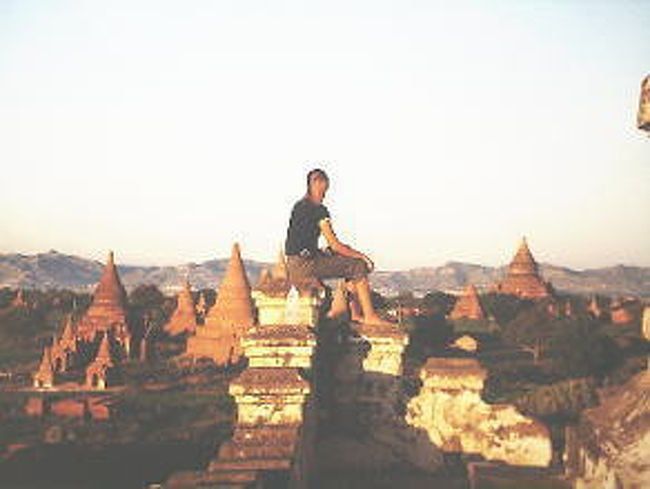 僕はバガン滞在中、サンライズ・サンセットを毎日見に行った。日本ではサンライズを見る為に４時半起きなんてしたことない僕が、旅の間は何故かきちっと起きることが出来る。これがまた旅の不思議さでもあり、魅力でもある。<br />パコダの中にはシュエサンドーパゴダのように頂上まで登れるものがいくつかあり、夕方近くになると観光客がサンセットを見る為に集まって来る。僕が訪れた１０月初旬はまだ雨季が明けきれていない為か、それほど多くの観光客はいない。頂上から見たサンセット・サンライズは本当に美しいものだった。赤茶けた地肌が更に赤くなっていく。今までこんな色の大地を僕は見たことがあるだろうか？東京では絶対に見ることのできないこの大地。僕はボーッとこのサンセットを眺めていた。<br />次の日はエーヤワディ川に落ちていくサンセットを見にいった。ここは運転手さんにとても良い場所だということで連れて来てもらったのだが、ここから見たサンセットも本当に僕の心をほっとさせてくれた。<br />『おじさんだってアジアに行きたい』に世界一の夕陽はミャンマーだということは嘘ではなかった。<br />サンセット・サンライズの写真をどうしてもこのＨＰに載せたく、沢山シャッターを切ったのだが、きれいに撮れているものはなかった。しかし僕の心の中にちゃんとしまってあります。