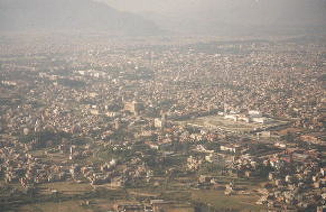 バンコク発ＴＧ３１９便にてカトマンズに向う。オンシーズンということも機内は満席。かなりの数の白人ツーリスト、そして日本人団体客がいる。定刻通りカトマンズに到着。ネパールはビザが必要だが、空港で申請することができる。かなりの旅行客がいる為入国に１時間以上かかったが無事入国することができた。<br />カトマンズの安宿街で有名な所はタメル。僕はタクシーでそこに向った。タクシーの運転手がタメルでいいホテルがあるというので彼を信用し連れっててもらうことに。彼の紹介してくれたホテルはなかなか綺麗ではないか！値段も安く、ＨＯＴシャワーもちゃんとある。よしここに泊ろう！