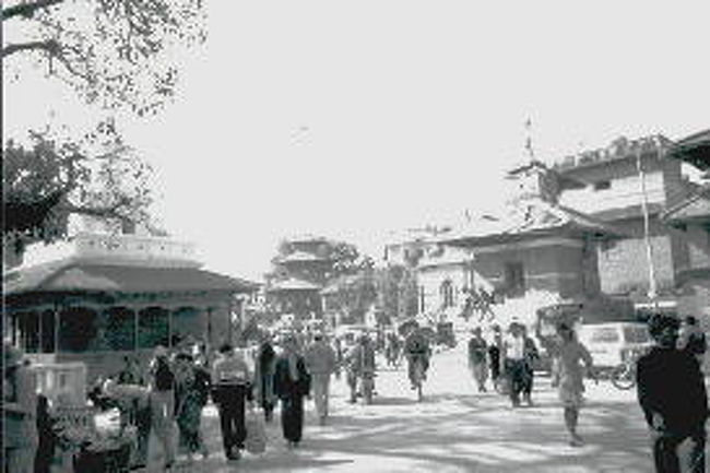 ダルバール広場。その昔、ここは王宮前広場としてカトマンドゥー王国の中心部であった。それだけに見事な装飾が施された宮殿や寺院が建ち並んでいる。勧告客目当ての物売りなどでにぎわっている。