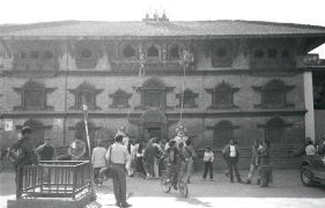 ☆クマリの館☆（写真のクマリは絵葉書）<br />クマリのことは以前ＴＶで放映していたのを見ていたのでとても興味があった。生き神「クマリ」。国王でさえもひざまずかせるというその力。その考え方は宗教色の薄い日本人の僕にはとても不思議に思える。ＴＶでは初潮をむかえ人間世界に戻った元クマリの生活を追うものである。彼女から見たクマリはどんな風に見えたのだろう。<br />クマリ・・・実物を見てみたい！そんなことを考えながら僕はクマリの館に入る。白人の旅行者の団体が中にはいた。ガイドがクマリのことについて説明している。その時彼が「クマリ・クマリ」と声を出す。もしかして・・・・その時クマリがまだ顔を出した。クマリだ！思わず声を出してしまった。先日ＴＶで見たクマリの実物を見れるとは・・・・