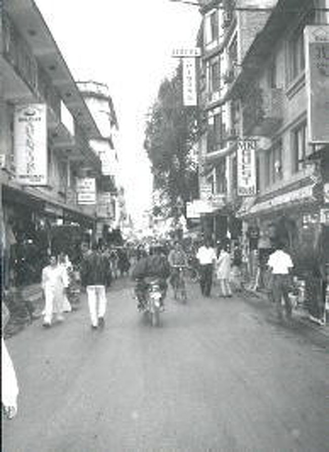 タメル地区。ここはバンコク・カオサンを超えるほどの旅行者が集まってくる。ホテルの数はものすごい。過剰すぎるほどだ。夕方になると何処からともなく人が集まり、車・リキシャで大渋滞が始まる。クラクションの音が止まること無く響き渡っている。タメルがこんなすごい所とは・・・・想像以上だ！しかし一歩裏道に入るとそこには別世界が・・・そんな町カトマンドゥーも僕は好きになった。