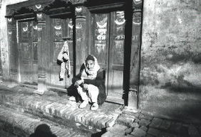 僕がこの旅でとても気に入った街のひとつ”バクタブル”。カトマンドゥから１５ｋｍほどの所にある。赤茶色のれんが造りの建物がびっしりと並ぶ古い町並みを僕はとっても気に入った。カトマンドゥのような喧燥さはなく、また旅行者もとても少なくのんびりと街を見ることができた。外国人がこの街に入るのは、文化財保護基金としてＲｓ３００を払わなければならない。