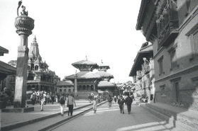 その昔、都として栄えたパタン。そこには沢山の建造物が残っていた。町中が美術館のようだ。住民の８割が仏教徒であり、工芸の町として有名である。