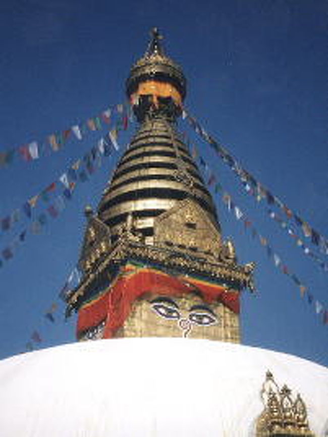 カトマンドゥーがまだ湖だった頃から丘の上に建っていたという伝説をもつ、スワヤンブナート。３６５段の階段を登りきると、そこに白いストゥーパを見ることができた。四方を見渡すブッダの智慧の目は常に変わることなく世界を照らしているのだろう。