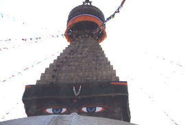 ネパール最大の仏塔、チベット仏教の巡礼地である。そのためここの周りのお土産屋はほとんどがチベット人が経営をしている。ネパールでは本当に沢山のチベット人と出会うことができる。彼らのほとんどは、中国の武力による弾圧によって故郷チベットから逃げてきた人やその子供たちである。彼らは言う。私たちには国籍が無いと・・・・そんな気持もこの仏塔に来ると少しは癒されるのかも知れない・・・・