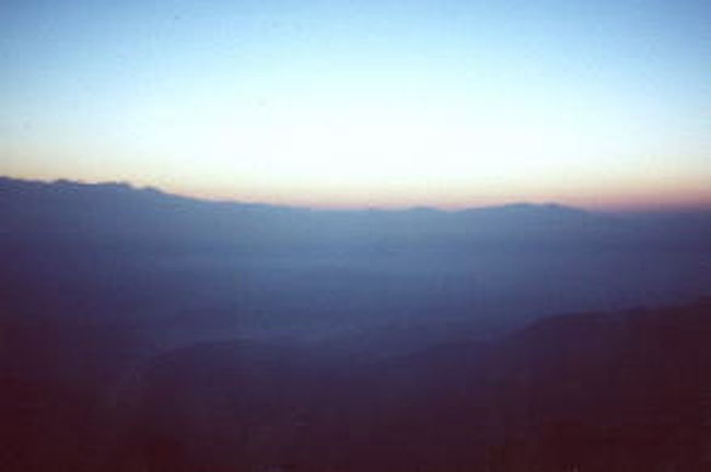 タメルを４時３０分に出発し直線距離で３５ｋｍ、僕はナガルコットに向った。そこで僕はヒマラヤの日の出を見るためだ。１時間後無事到着。まだ外はかなり暗い。展望台に登る。沢山の観光客が僕と同じよう日の出を見に来ていた。東の空に太陽が昇り始める。それとともにヒマラヤの山々が顔を出す。日が昇るに連れ刻々と色を変えるヒマラヤ。なんて美しいのだろう・・・・皆が帰るなか、僕は最後までこの光景を見ていた。